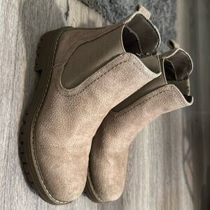 Women’s size 6 Chelsea boot. Worn 3 times. No scuffs, marks or tears.